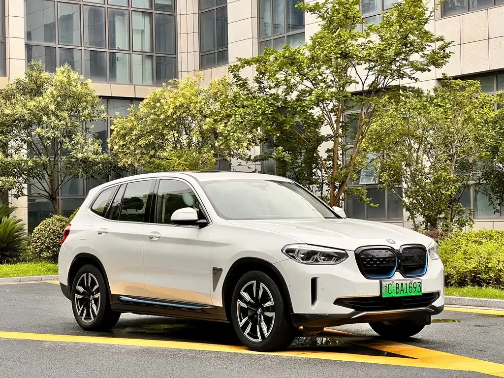 BMW iX3 — фото 10