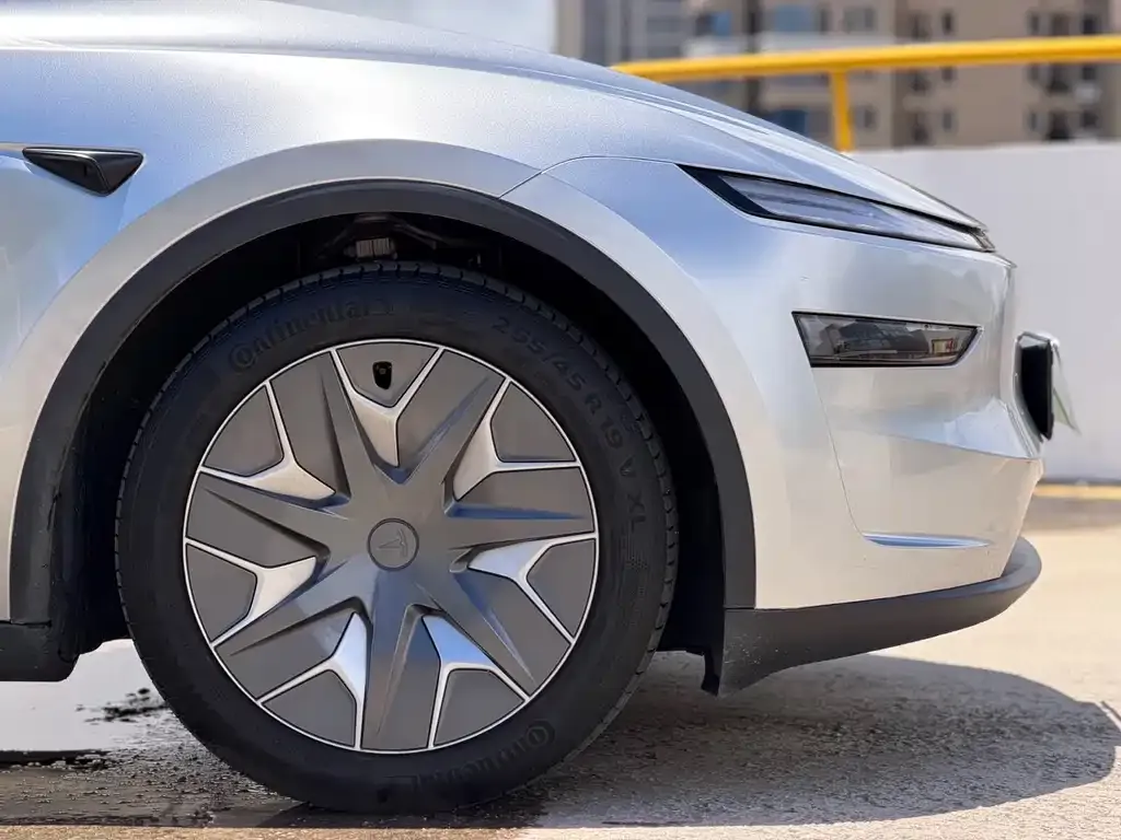 Tesla Model Y L — фото 8