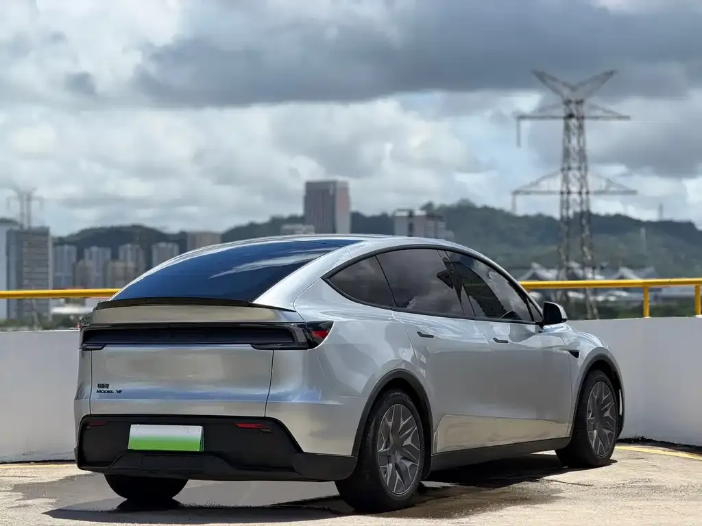 Tesla Model Y L — фото 10