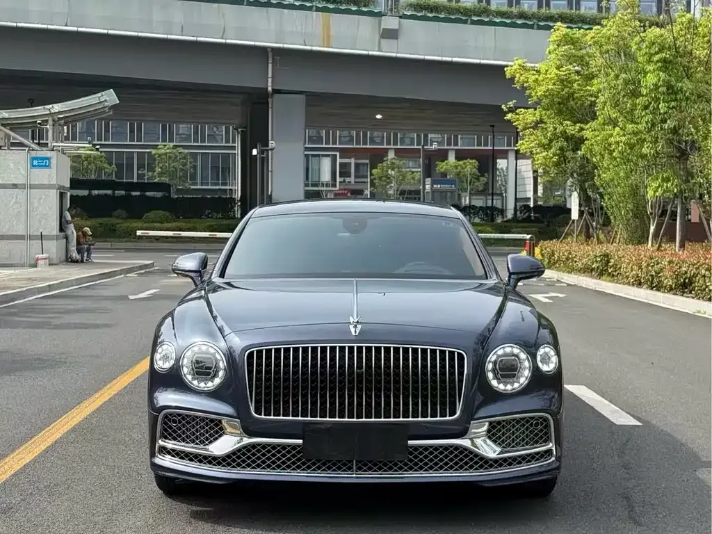 Bentley Flying Spur — фото 1