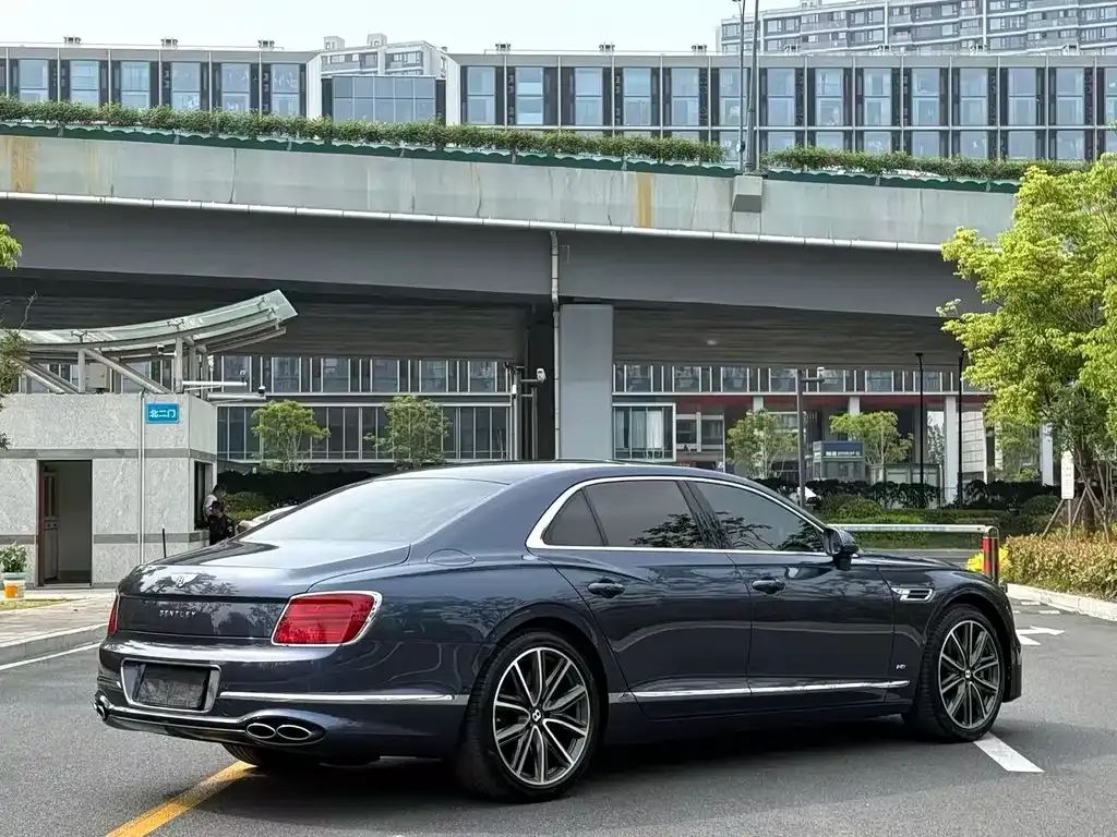 Bentley Flying Spur — фото 9