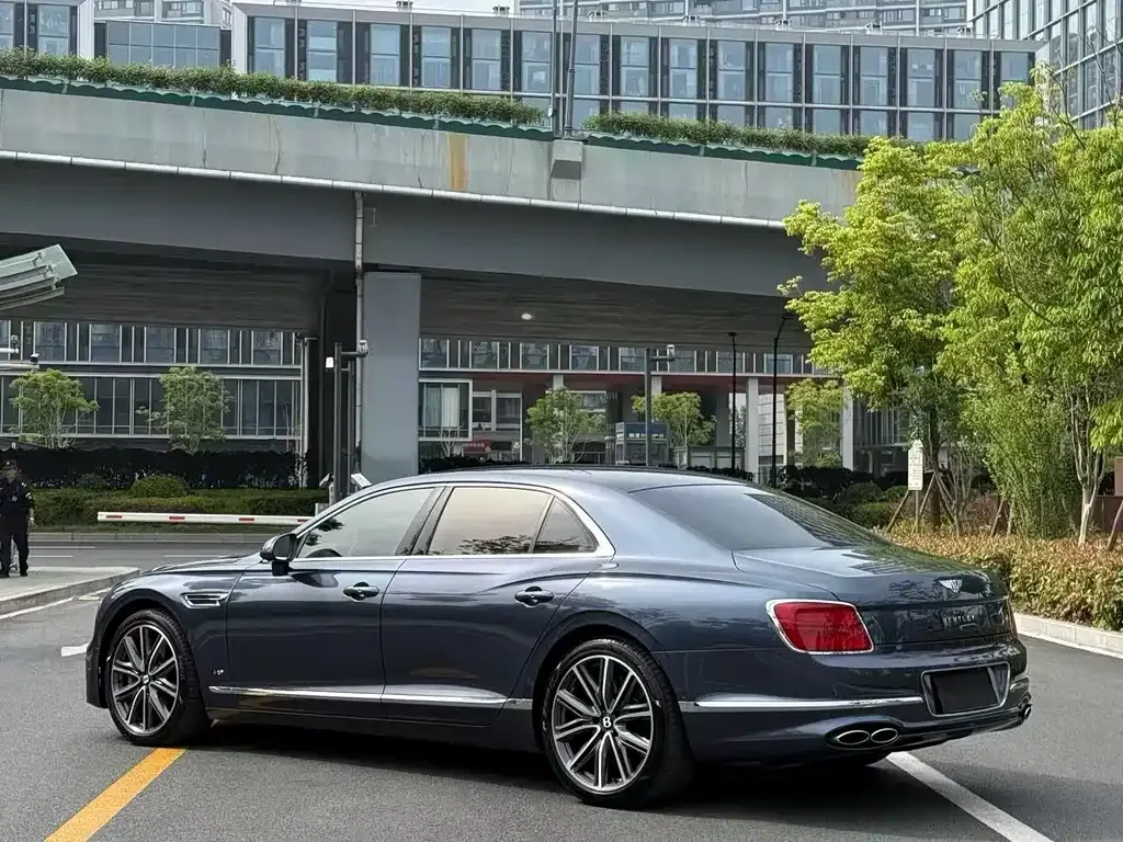 Bentley Flying Spur — фото 6