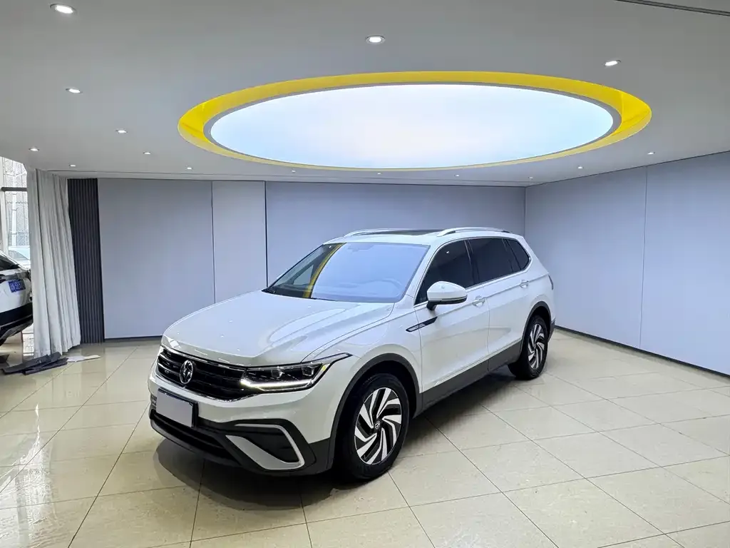Volkswagen Tiguan L — фото 1
