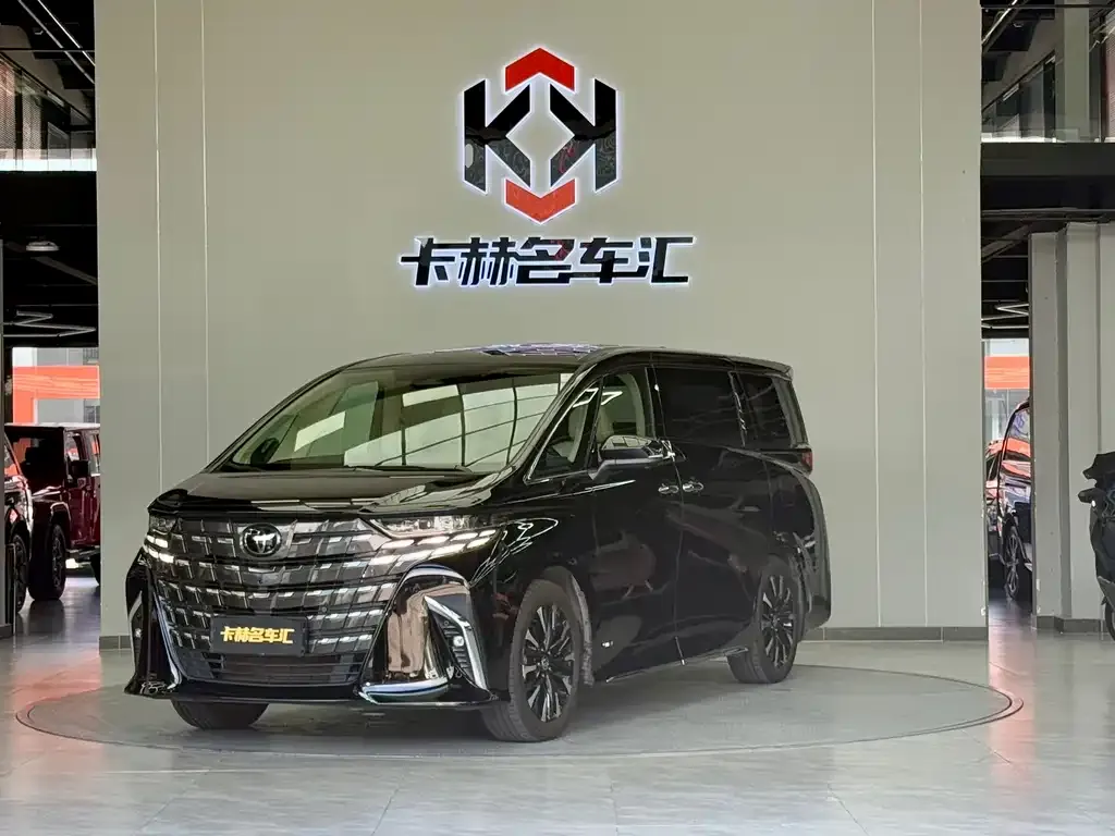 Toyota Alphard — фото 1
