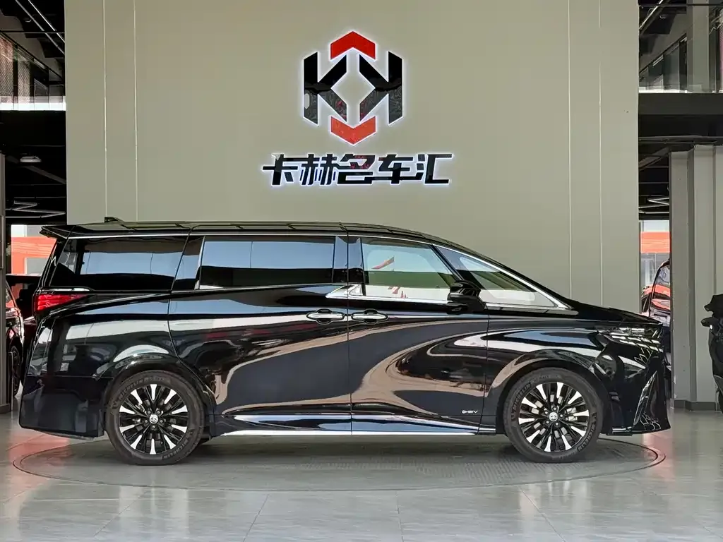Toyota Alphard — фото 9