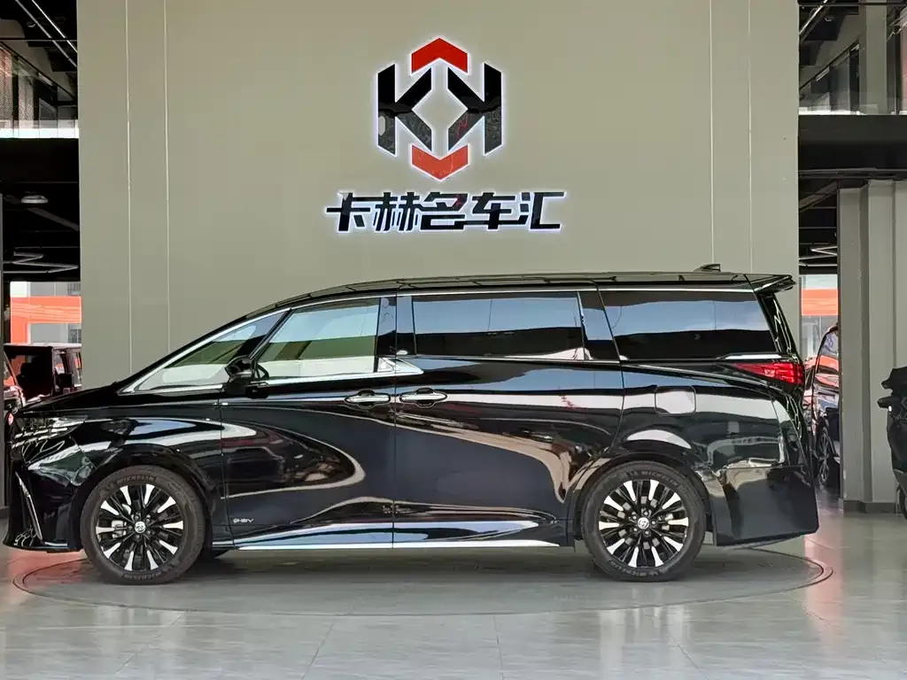 Toyota Alphard — фото 4