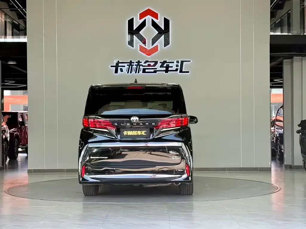 Toyota Alphard — фото 5
