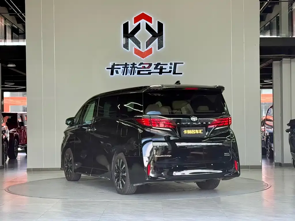 Toyota Alphard — фото 8
