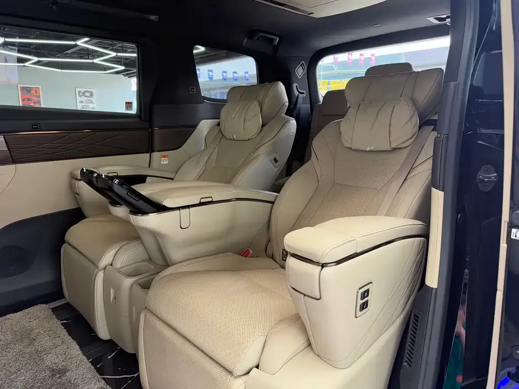 Toyota Alphard — фото 7