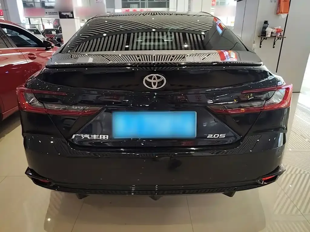 Toyota Camry — фото 4