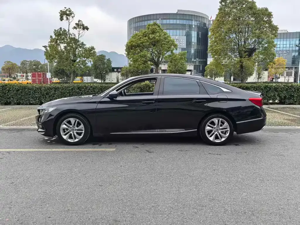 Honda Accord — фото 8