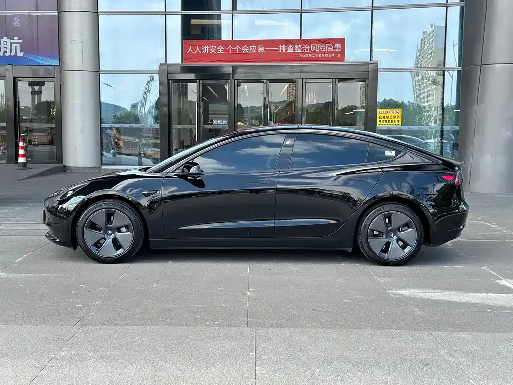 Tesla Model 3 — фото 4