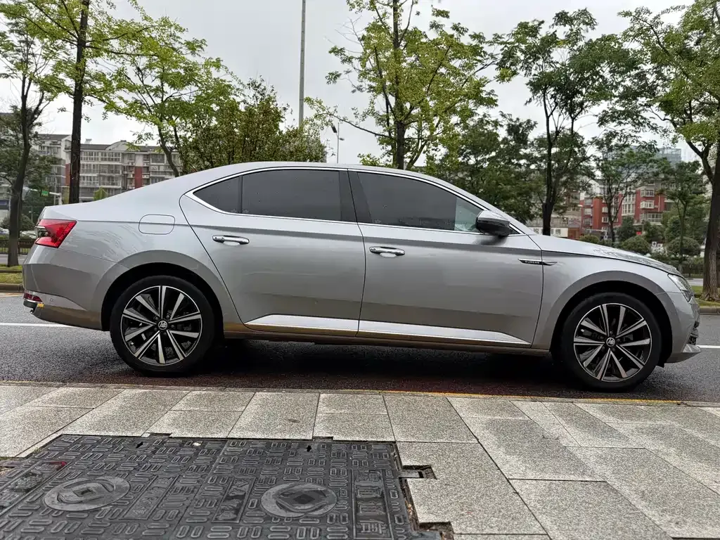 Skoda Superb — фото 10