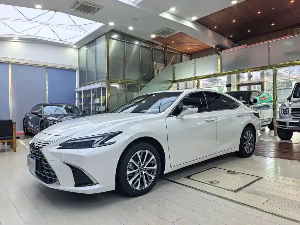 Lexus ES — фото 1