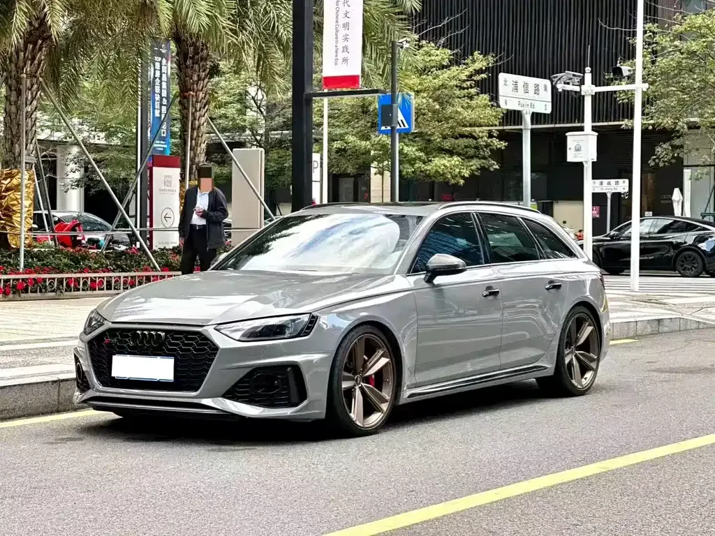Audi RS 4 — фото 1
