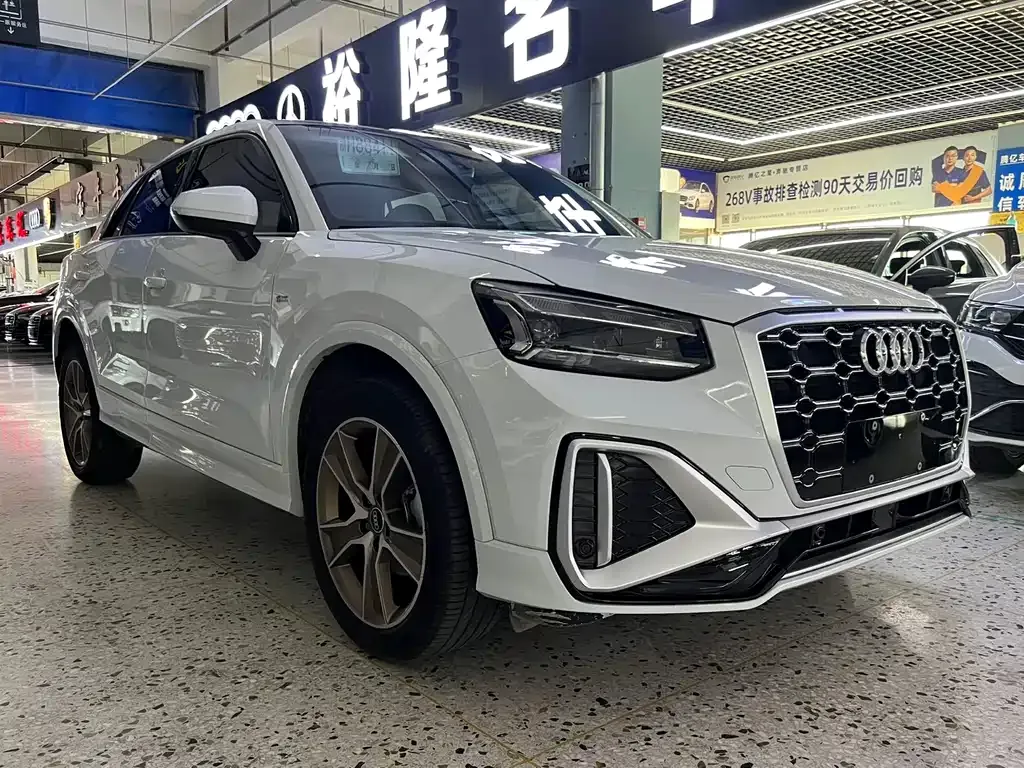 Audi Q2L — фото 10