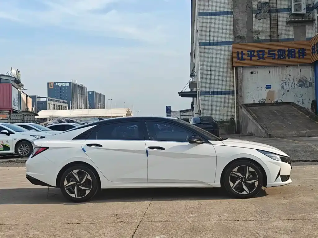 Hyundai Elantra — фото 4