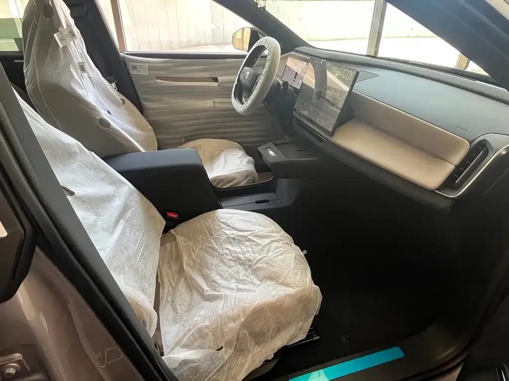 Volvo XC70 Plug-in Hybrid — фото 10