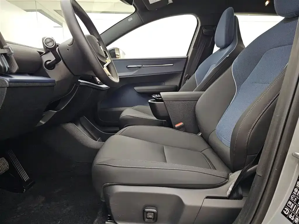 Volvo EX30 2024 из CN, фото 2