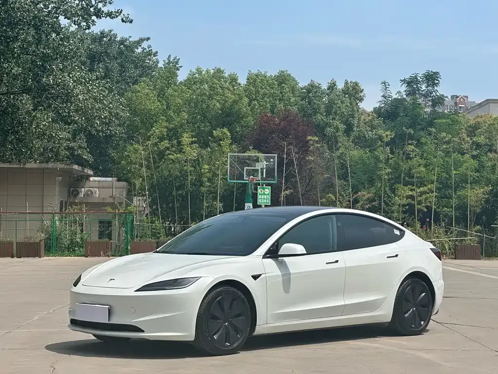 Tesla Model 3 — фото 1