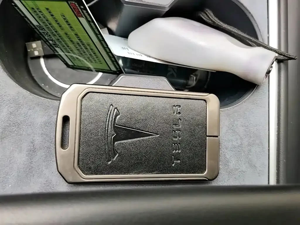 Tesla Model 3 — фото 3