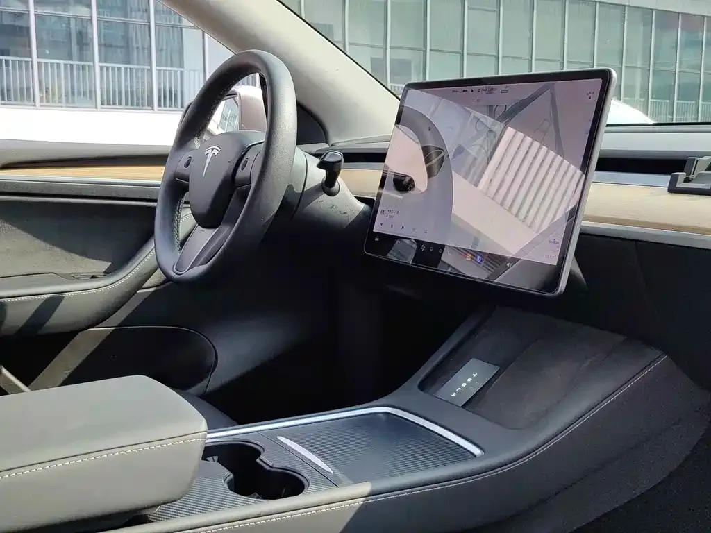 Tesla Model Y — фото 6