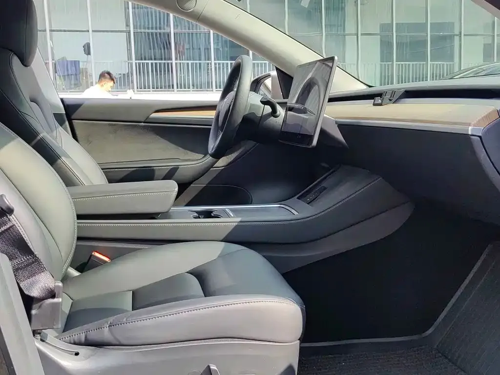 Tesla Model Y — фото 10