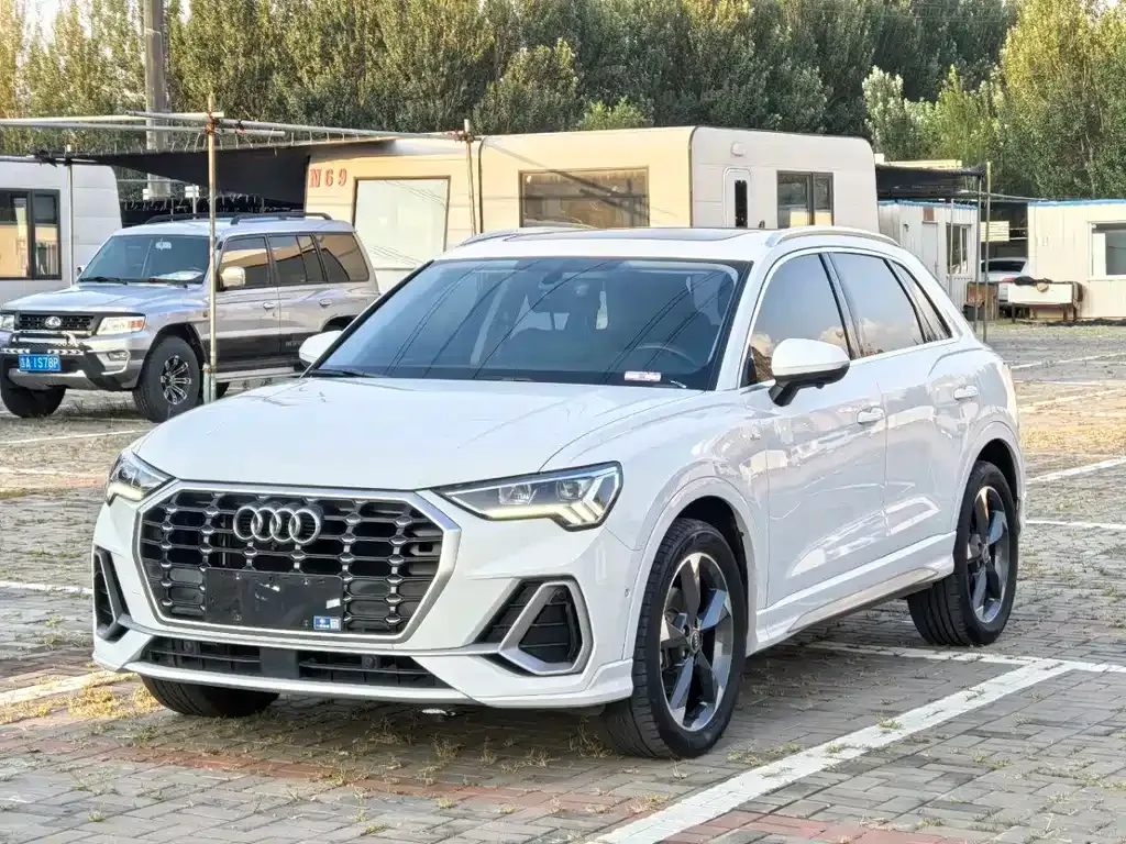 Audi Q3 — фото 1