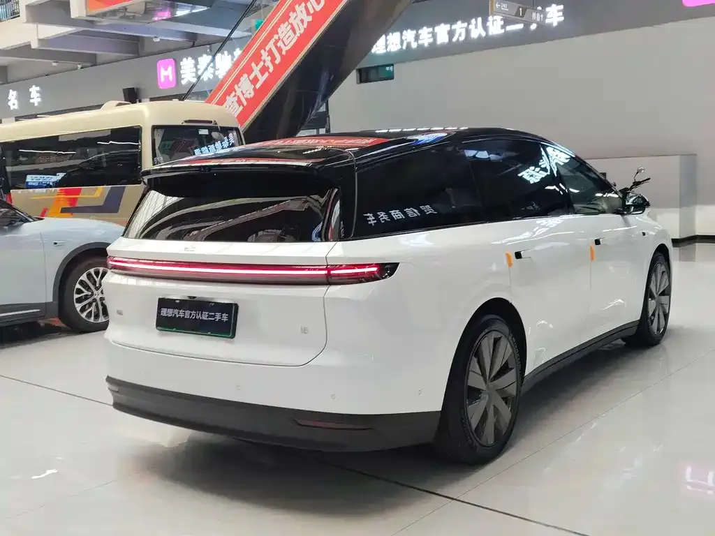 Li Auto i8 — фото 10