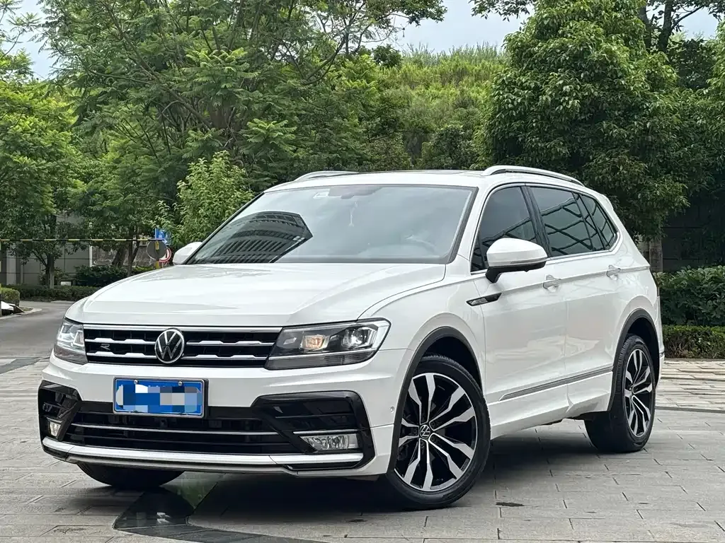 Volkswagen Tiguan L — фото 1