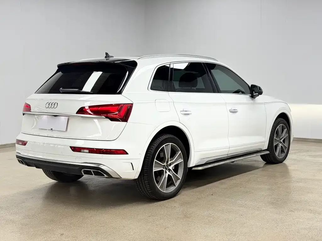 Audi Q5L — фото 10