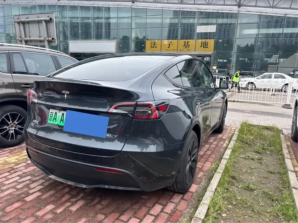 Tesla Model Y — фото 7
