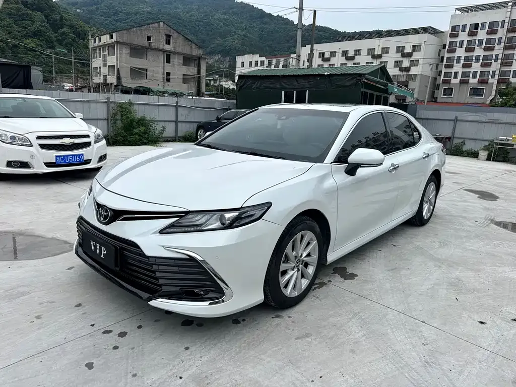 Toyota Camry — фото 1