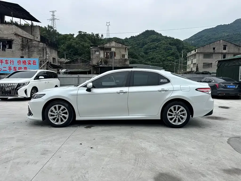 Toyota Camry — фото 5