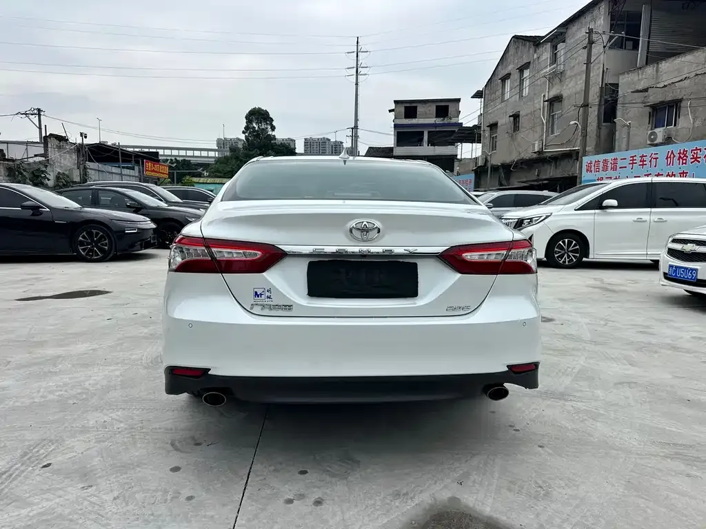 Toyota Camry — фото 2
