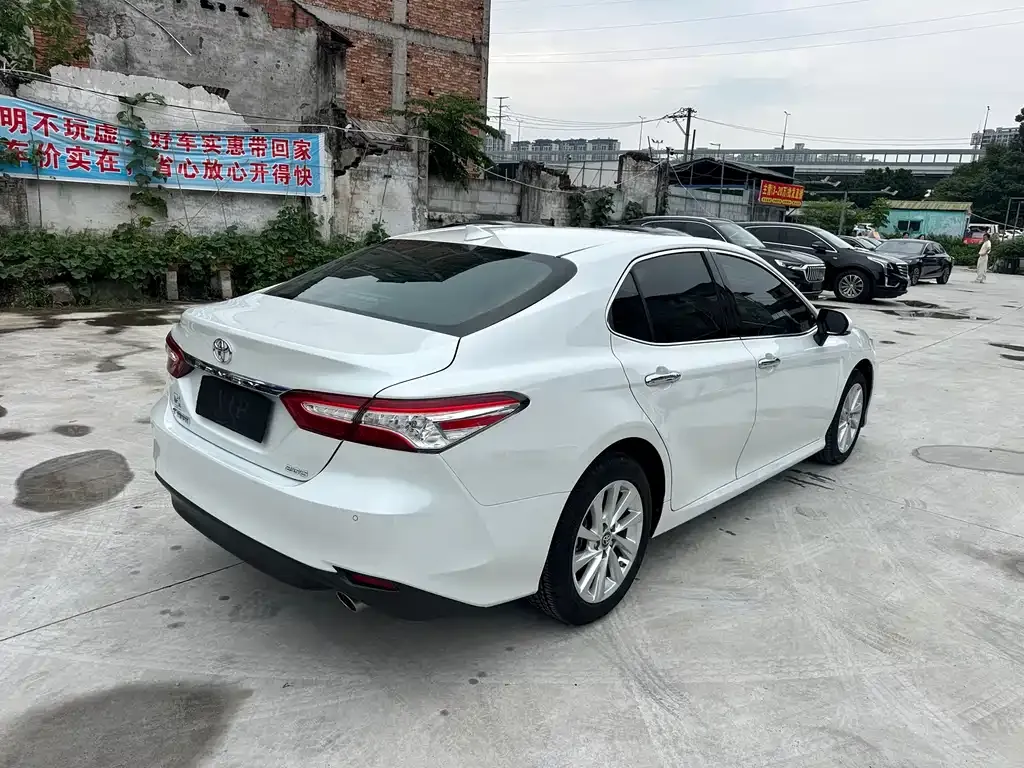 Toyota Camry — фото 8