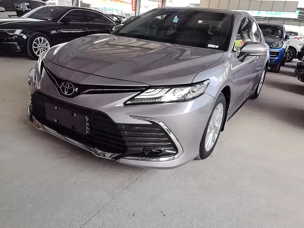 Toyota Camry — фото 1