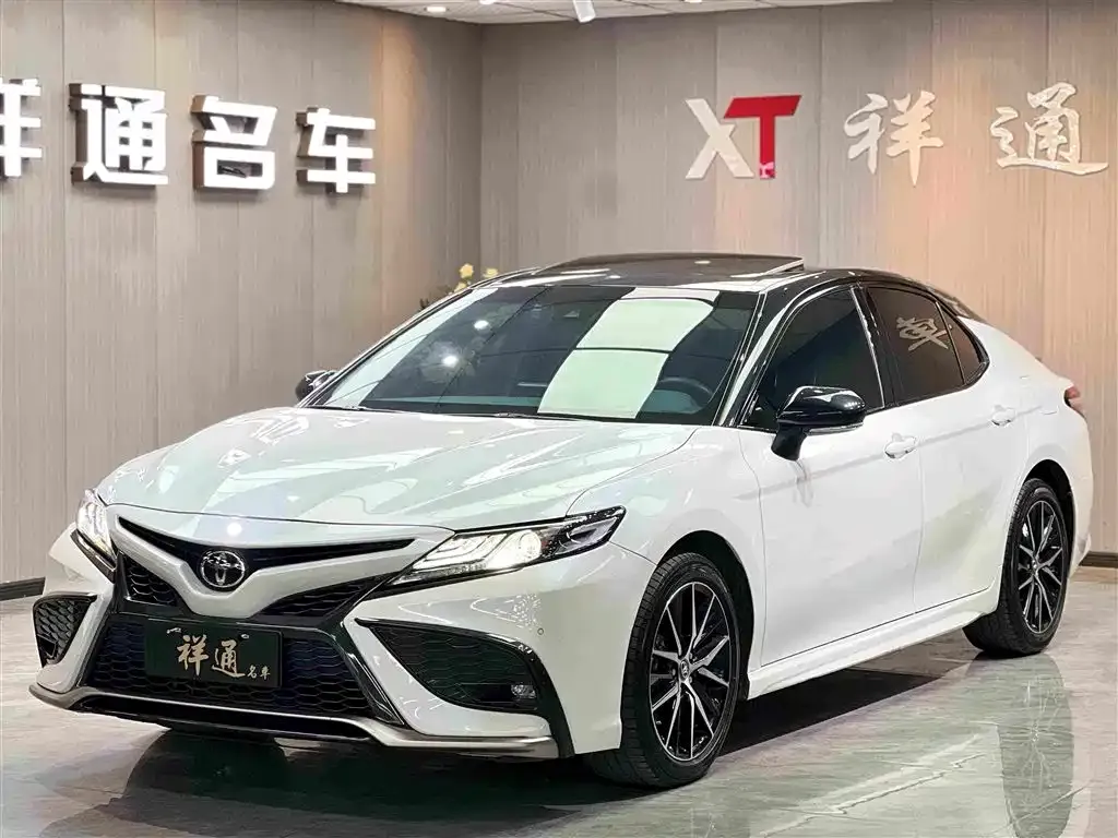 Toyota Camry — фото 1