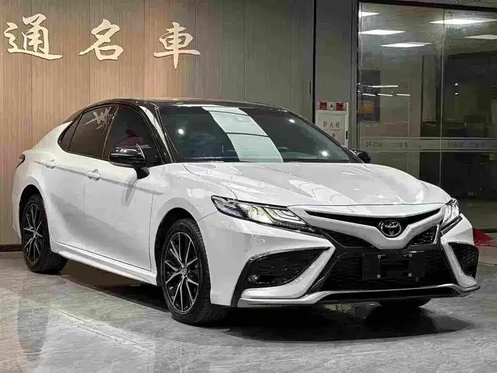 Toyota Camry — фото 5