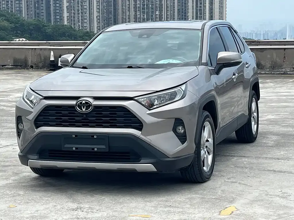 Toyota RAV4 — фото 1