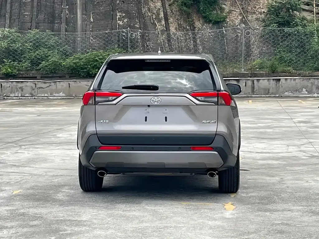 Toyota RAV4 — фото 8