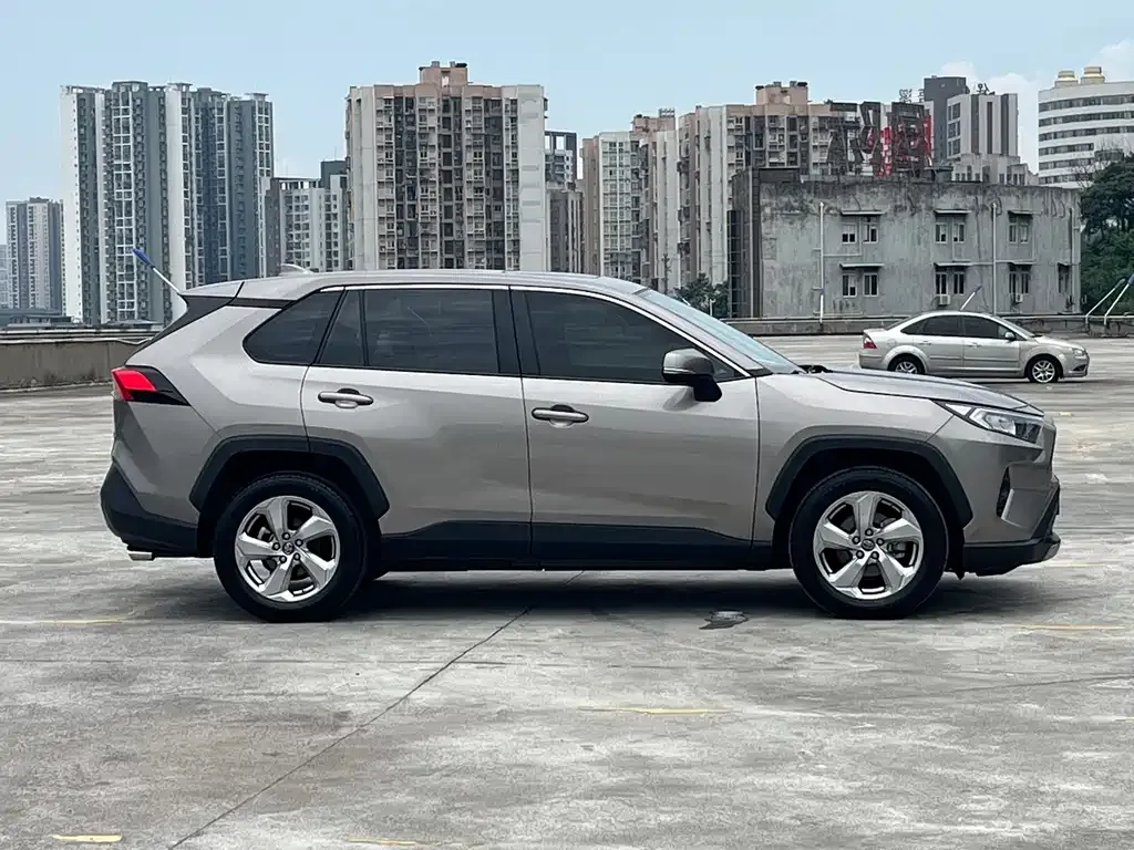 Toyota RAV4 — фото 10