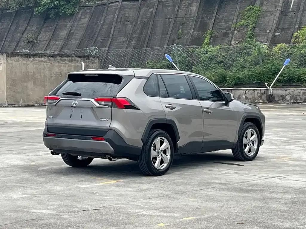 Toyota RAV4 — фото 9