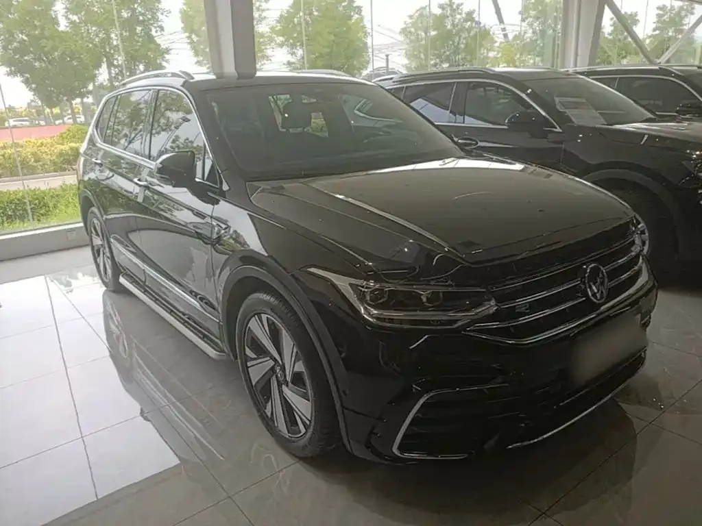 Volkswagen Tiguan L — фото 10