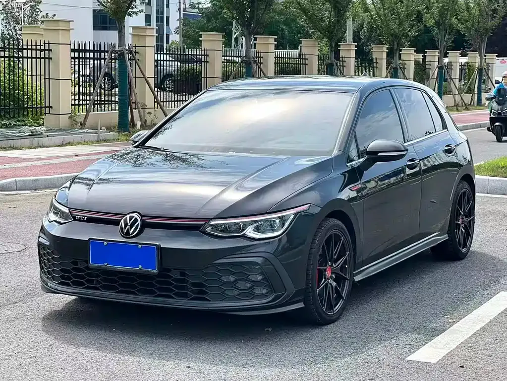 Volkswagen Golf GTI — фото 1