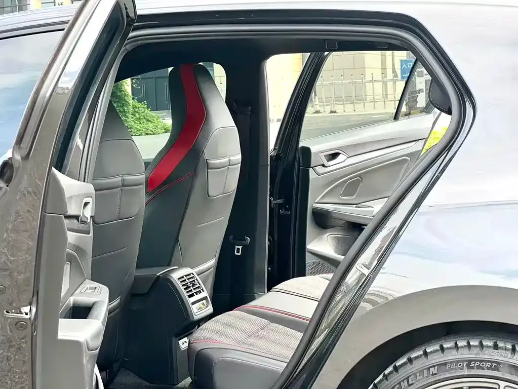 Volkswagen Golf GTI — фото 7