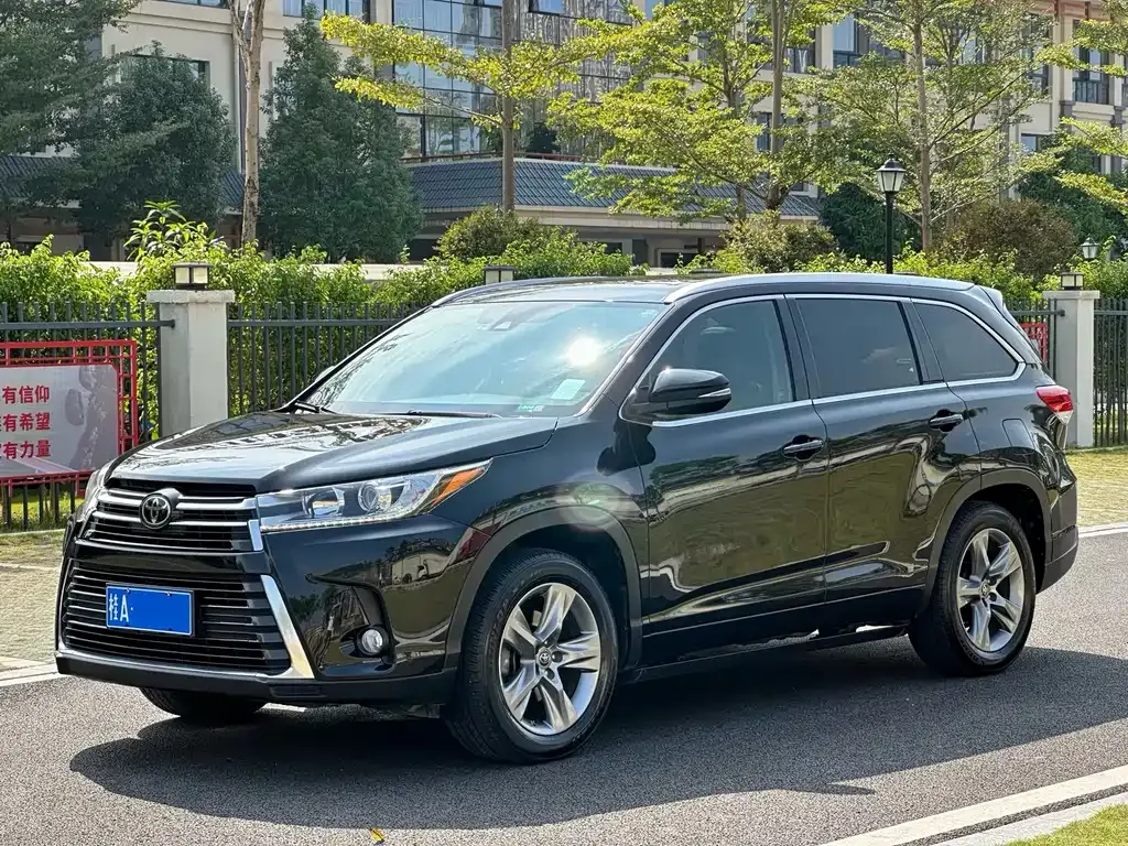 Toyota Highlander — фото 1