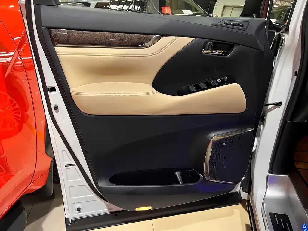 Toyota Vellfire — фото 5
