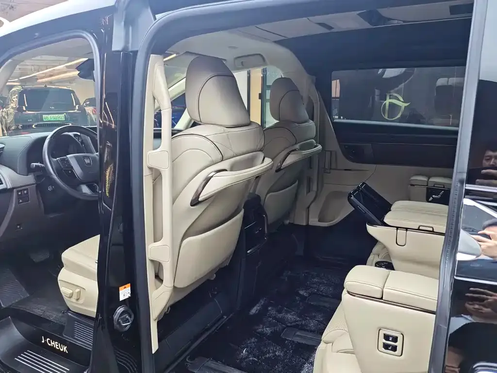 Toyota Vellfire — фото 2