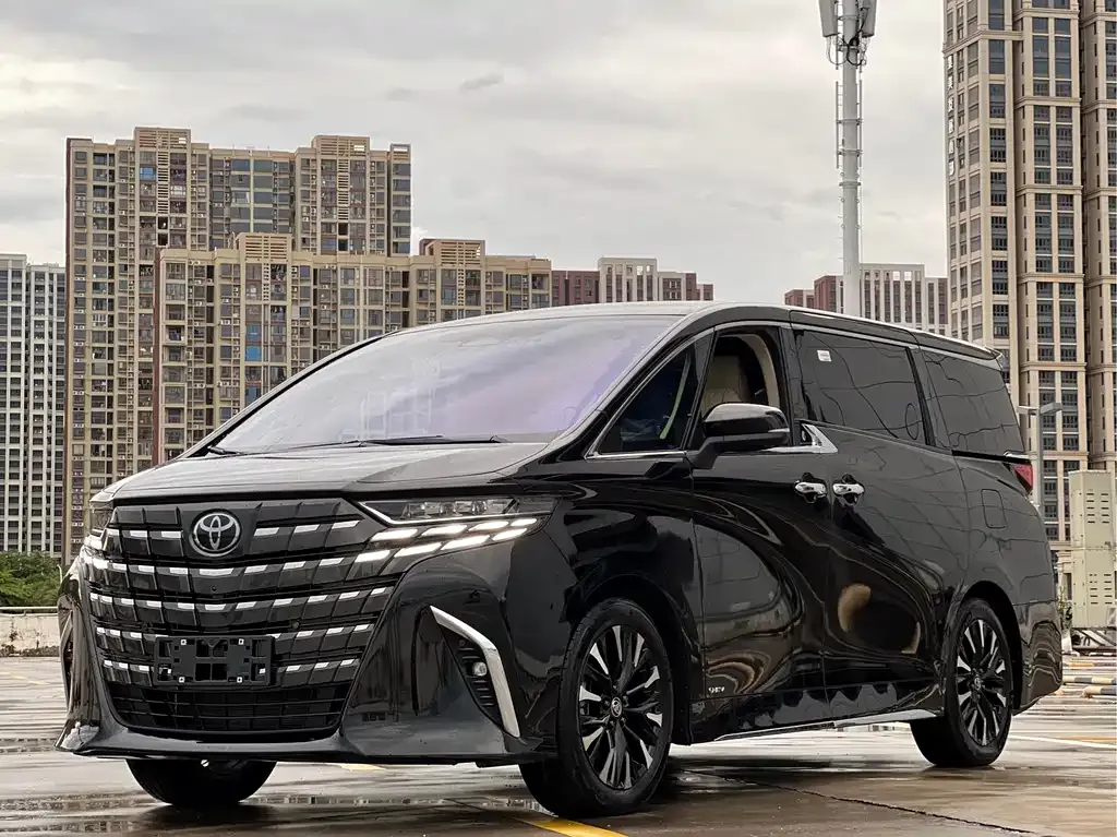 Toyota Alphard — фото 1